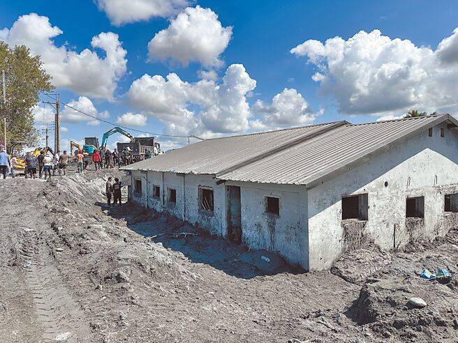 花蓮洪災重災區光復鄉佛祖街有89戶住宅受損嚴重，加上河床地勢抬高，經評估已無法居住，居民去留問題備受關注。（羅亦晽攝）