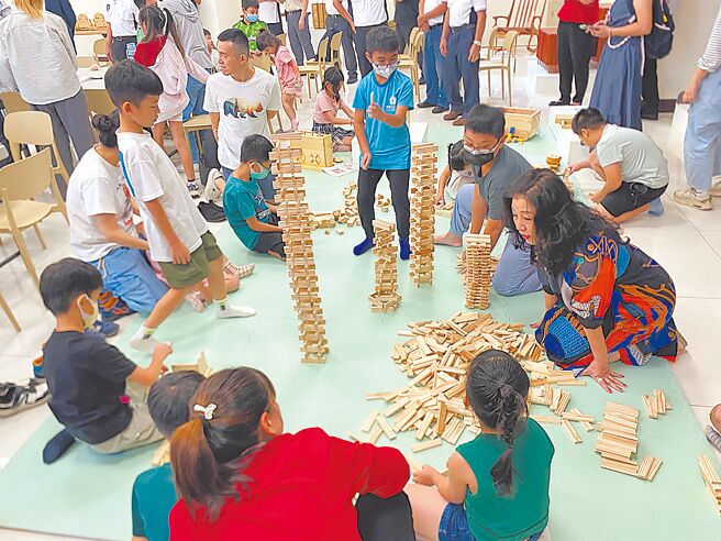 台湾鲁班文化教育协会连假期间举办「台日木育交流活动」，日本宫崎县团队带来4种日本木质玩具，让大家体验。（黄成中提供／李京升台中传真）