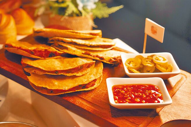 宜蘭凱渡廣場酒店響應「世界旅遊日」，於10月26日前推出「世界風味嘉年華」，賓客能品嘗墨西哥香料飯、玉米脆片等傳統美墨料理。（凱渡廣場酒店提供）