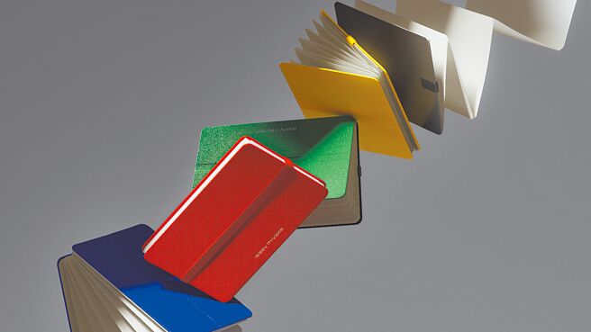 三宅一生也選擇與Moleskine展開跨界合作，推出「NOTE-A-NOTE」筆記本（見圖），雙方都是處理平面與紙張的強者，聯名作品自然有意思。（ISSEY MIYAKE提供）