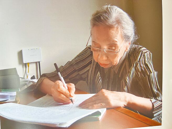 2008年林阿琴在飯店寫日記的神情。（郭珠美提供）