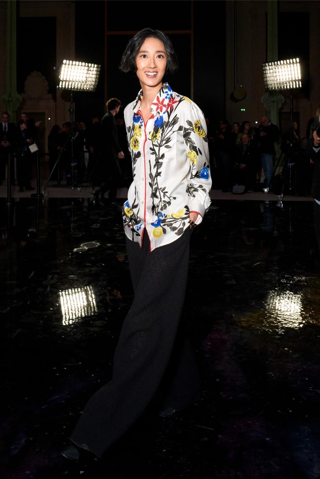 品牌大使桂綸鎂以一身充滿中性自然的花朵印花襯衫裝束,率性自在欣賞Blazy的首秀。(CHANEL提供/黃唯淯台北傳真)