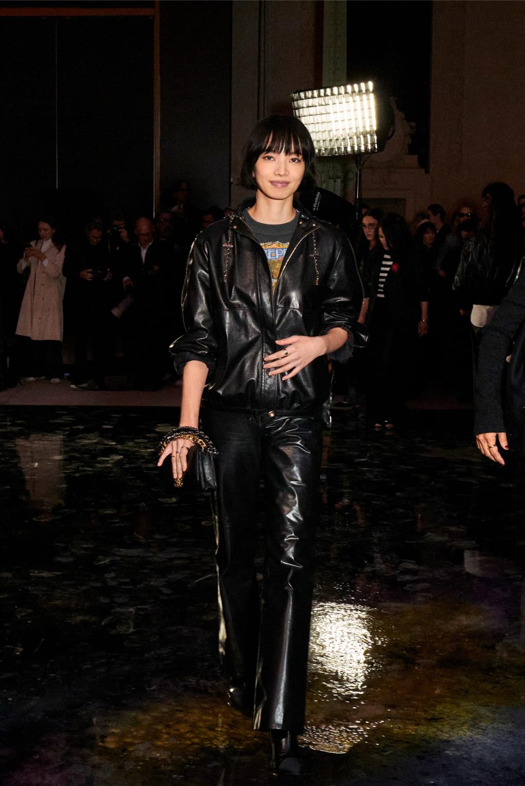 日本藝人小松菜奈以帥氣的男裝輪廓線條登場時,引起不少歡呼。(CHANEL提供/黃唯淯台北傳真)