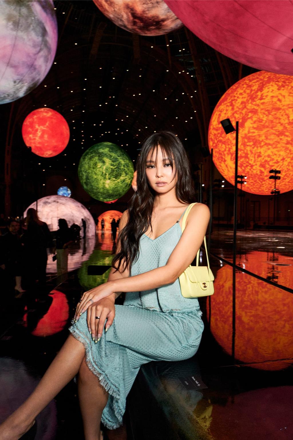 韓星Jennie以略濕的妝髮造型登場,自然又帶點小性感的妝容與服飾相當引人注目。(CHANEL提供/黃唯淯台北傳真)