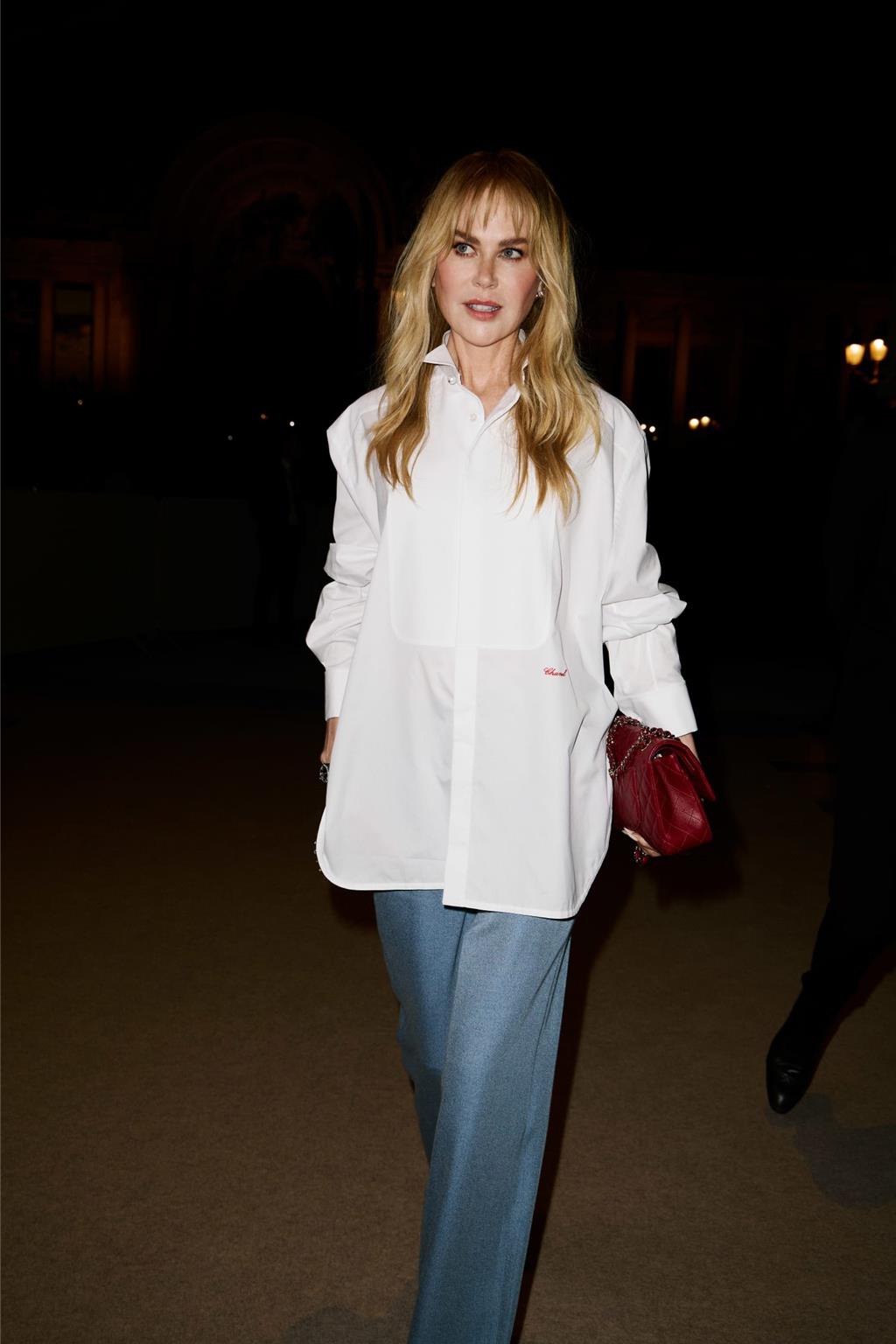 新接品牌大使身份的妮可基嫚,看到本季大秀現場的香奈兒宇宙時,也忍不住激動情緒與女兒們頻頻自拍。(CHANEL提供/黃唯淯台北傳真)