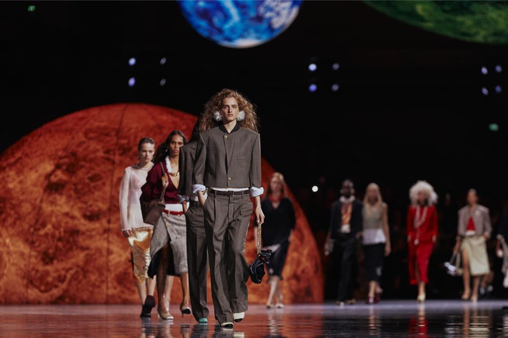 本季新任藝術總監Matthieu Blazy將他對香奈兒的美學觀點,幻化為超凡宇宙,象徵美感的無邊漫延。(CHANEL提供/黃唯淯台北傳真)