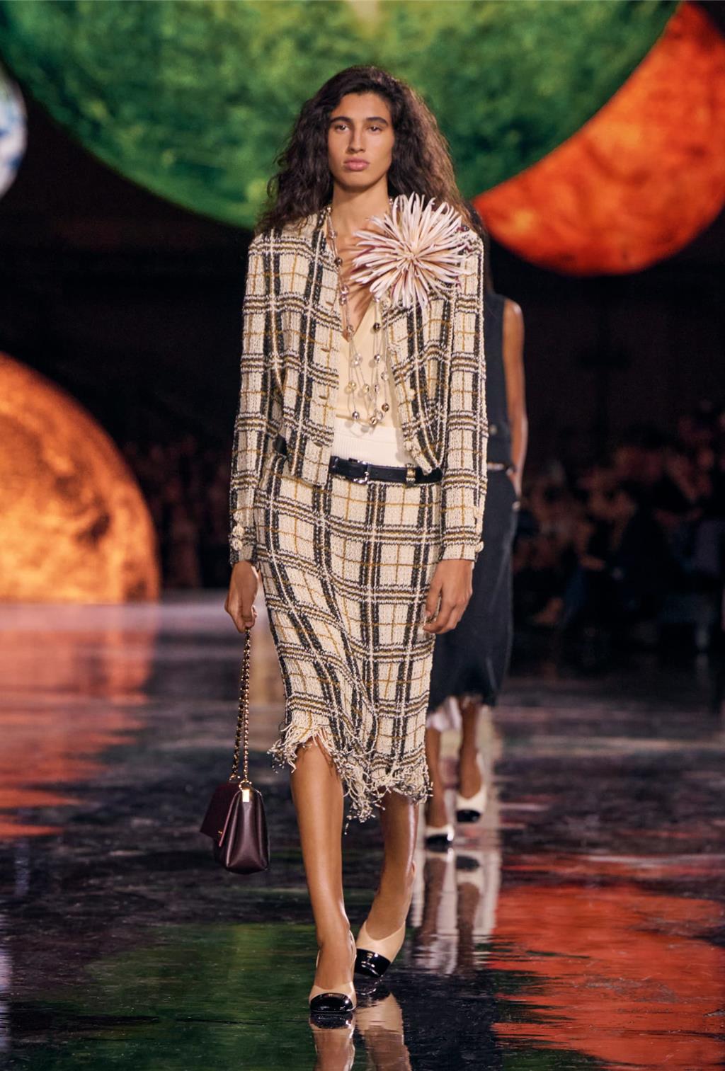 看似單純的格紋設計,實則是以上萬顆串珠縫製而成,技藝相當驚人。(CHANEL提供/黃唯淯台北傳真)