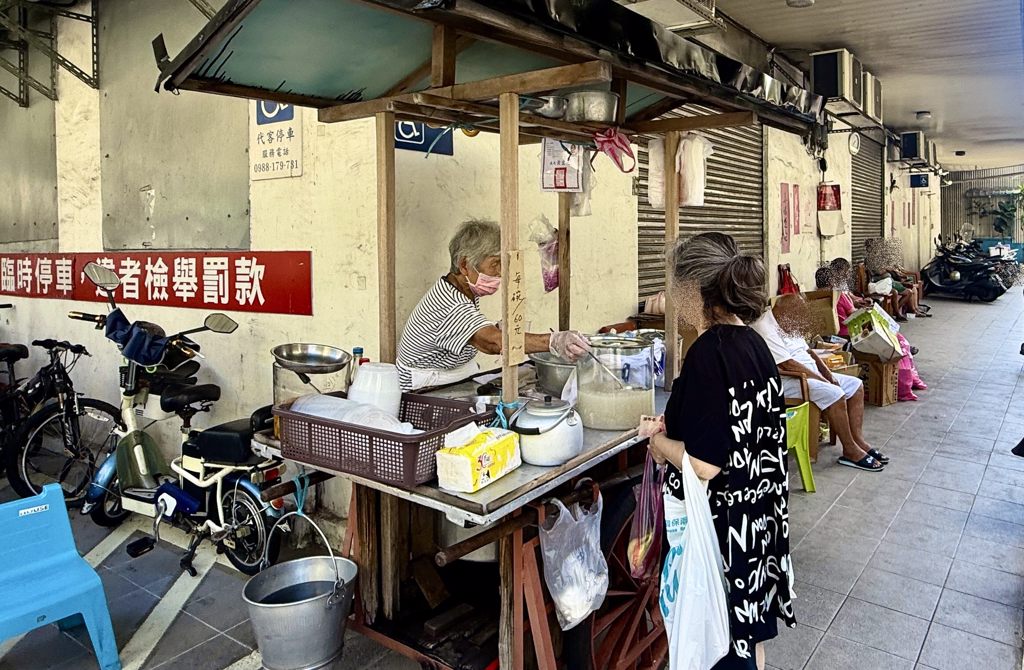 佇立於市場旁的手削冰攤車。(施景耀 攝)