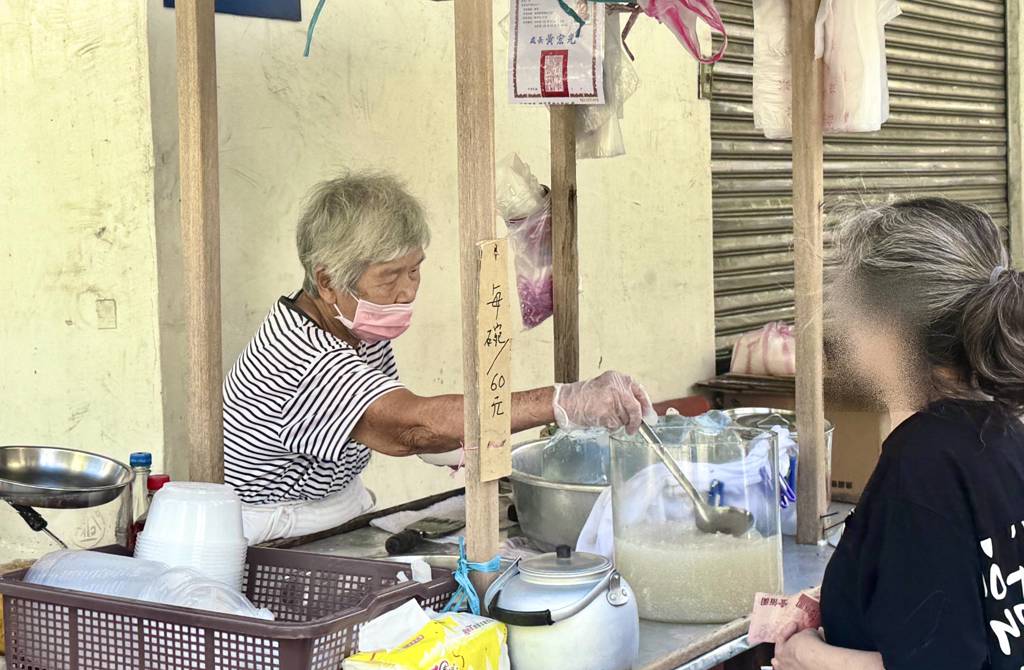 老闆夫妻倆自家熬煮的添加餡料,有著簡單純樸的好滋味。(施景耀 攝)