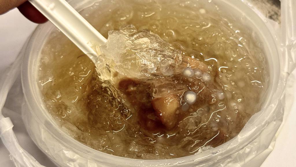 一年僅出來擺攤4個月的手削冰,是萬華地區且吃且珍惜的老味道。(施景耀 攝)