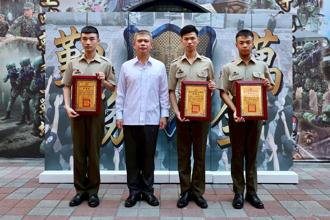 3名鐵衛營憲兵為國慶任務自願延役   憲兵指揮官頒榮譽狀表揚