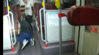 手機消失「縫裡尋寶」神救援 泰國媽喊讚：台灣警察好厲害