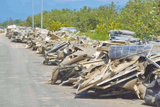 丹娜絲颱風過後3個月 仍有1.2萬片光電板待處理