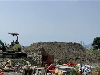 獨家直擊》高雄大坪頂廢棄物成山滿是怪手  官員一走就動工