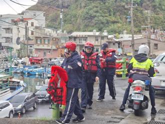鼻頭漁港公園潛水意外！2男1女下水「上岸少1人」失聯
