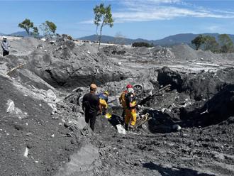 深埋一層樓深砂土半個月  光復砂石場員工泣：自己怪手挖出自己老闆娘