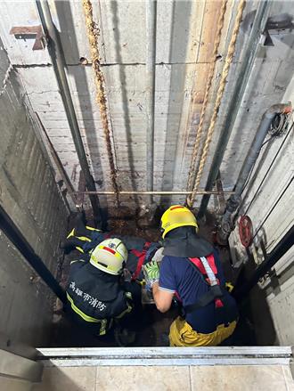 高雄維修意外跌落電梯井 技師腳踝疑似骨折送醫