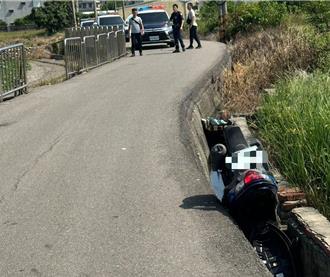 台中老翁摔車躺50公分寬水溝身亡  「機車倒插」詭異畫面曝