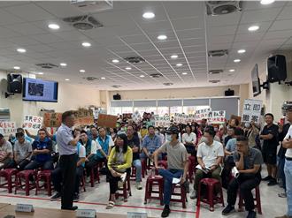 台中豐原儲能場計畫惹民怨 說明會居民舉標語抗議