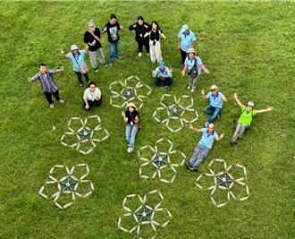 寶特瓶創作漂亮地景 元智大學藝術共創點亮新北溼地