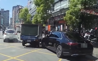 來報恩的？無人小貨車倒退嚕 完美閃過賓士、特斯拉