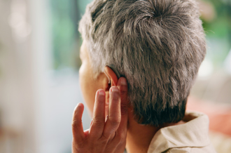 不只是老化！聽力退化恐釀失智 醫籲長者勿錯過治療黃金期
