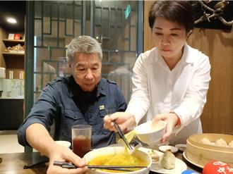 張亞中共享美食頻提2028總統大選  盧秀燕笑：我只能猛吃