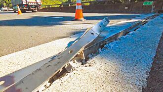 台62線伸縮縫翹起 25車爆胎