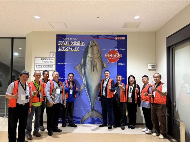 基隆市长谢国梁（右五）率领市府产发处及业者代表，赴日本东京豊洲渔市及筑地渔市考察，希望能启发基隆崁仔顶渔市的转型。（基隆市政府提供／张志康基隆传真）