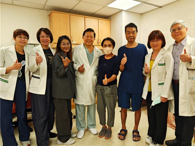 存活超过30年换心人与振兴医院院长魏峥（左四）、振兴医院心臟医学中心主任张忠毅（右一）及医疗团队开心合影。（振兴医院提供）