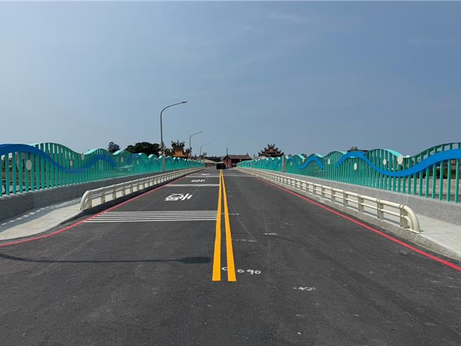 高雄市弥陀区旧港桥改建过程，因新桥较旧桥抬升109公分引发地方反弹，经调整设计后仅微幅抬升6公分，于近日完工开放通行。（高雄市新工处提供／任义宇高雄传真）