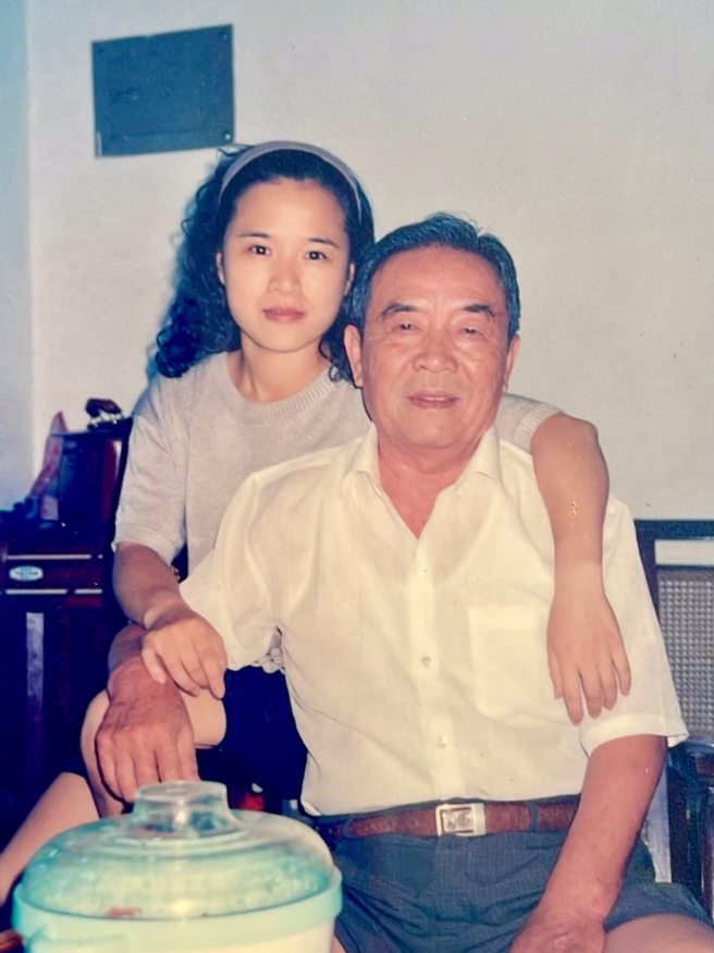 杨月娥分享父亲抗癌过程，晚期发病痛到脱光钻在地上。(照片/杨月娥提供)