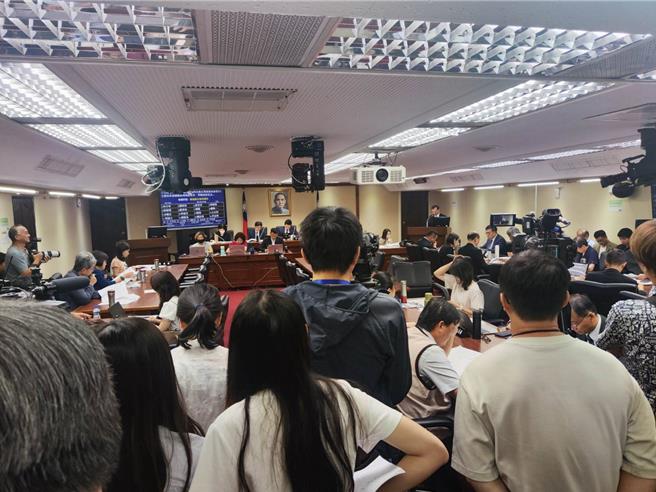 立法院社会福利及卫生环境委员会8日邀请环境部、劳动部及卫福部等部会就「灾后復原重建及清理因应作为」专题报告。（林良齐摄）
