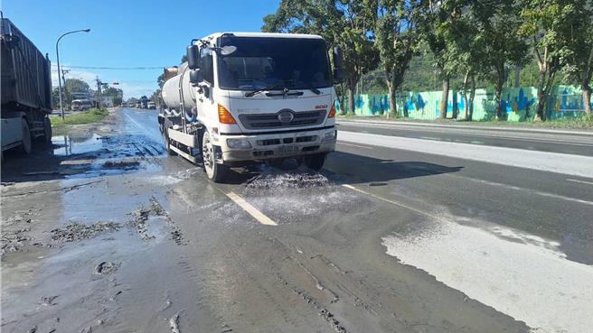 花莲县光復乡灾后水沟清淤困难，云林县环保局8日出动10组高压冲吸两用清沟车协助清淤。（云林县政府提供／张朝欣云林传真）