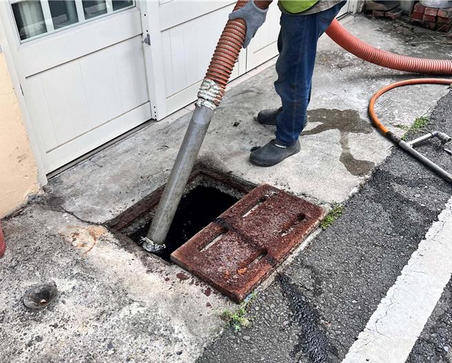 花莲县光復乡灾后水沟清淤困难，云林县环保局8日出动10组高压冲吸两用清沟车协助清淤。（云林县政府提供／张朝欣云林传真）