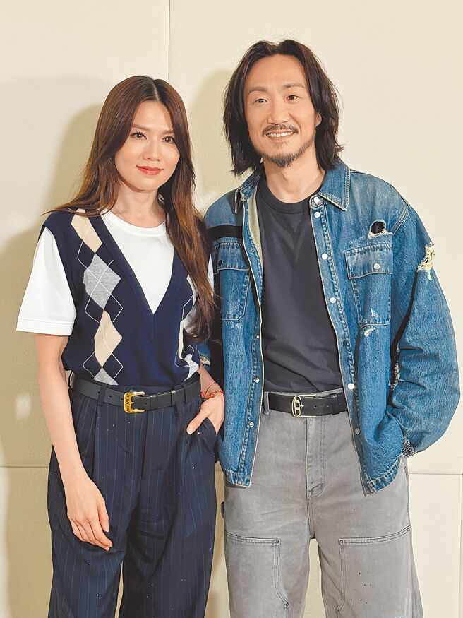 郑中基（右）跟周秀娜合体宣传电影《阿龙》，分享拍摄幕后花絮。（华映提供）