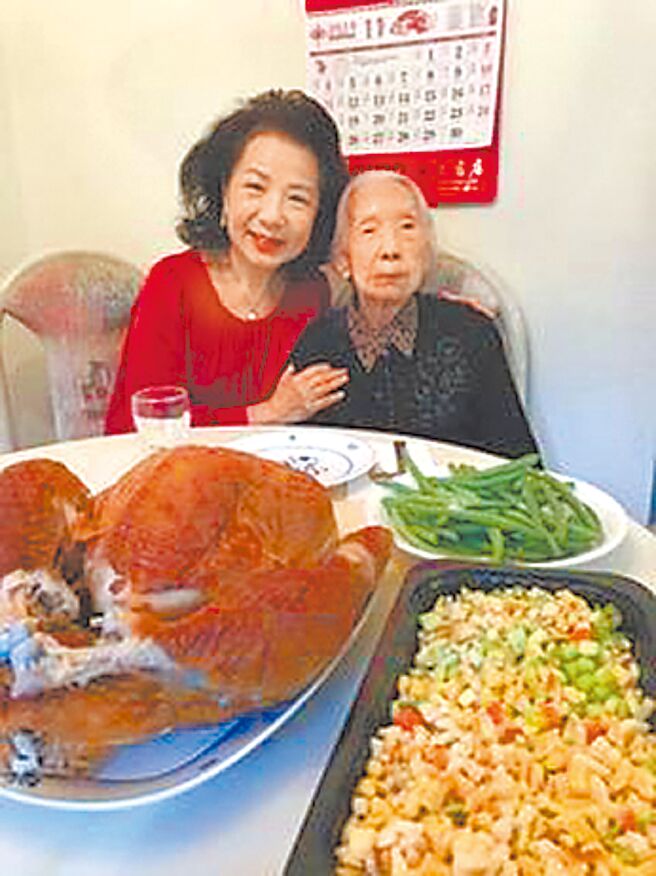 作者郭珠美與母親合影。(郭珠美提供) 作者郭珠美與母親合影。(郭珠美提供)