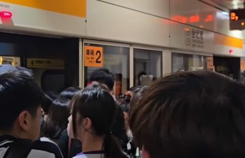 北捷列車今早又出現故障，大量通勤族塞爆月台。（圖／Threads@jingfeng0156授權提供）