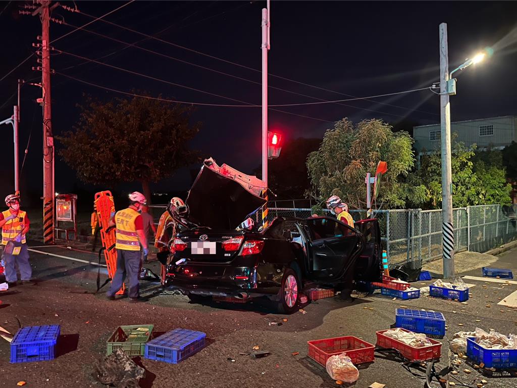 桃園市新屋區中山西路二段與田心南路口9日凌晨1時19分，發生死亡交通事故。(翻攝照片)
