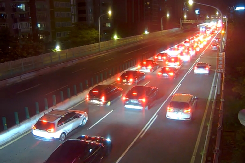 台北市建國高架道路9日晚間驚傳嚴重連環事故。（圖／簡銘柱翻攝）