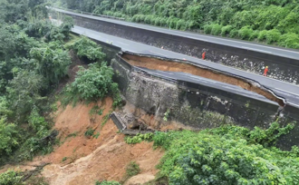 連日降雨釀災！廣西高速公路「地裂30公尺」 鬆軟沙土全露出