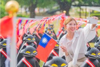 桃園國慶城市派對 6000面國旗花海 70隻黑貓陪升旗