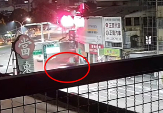 撞击瞬间！BMW「飞弹式喷射」炸进茶叶行 母子才搬来1个月天人永隔