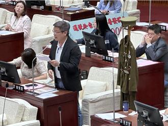 送軍服給蔣萬安諷獨裁 陳賢蔚：這是仿造你阿祖的服裝