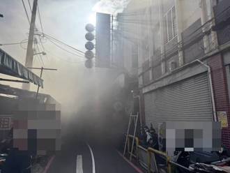 快訊》泰山泰林路鐵皮倉庫大火　濃煙四竄車流塞爆