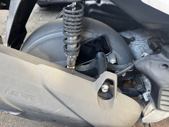 扯！手機離奇消失　結果它「搭便車」卡排氣管一路跟回家