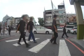 「雙腳沒落地」警認未禮讓行人  騎士秀證據打臉！險冤收紅單