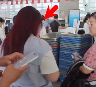 插队遭制止恼羞挥巴掌！ 机场红髮女赔1.5万道歉和解