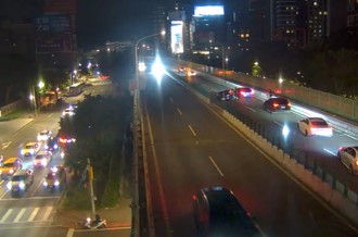 快讯》建国高架快速道路3车追撞　2人受伤3岁童送医