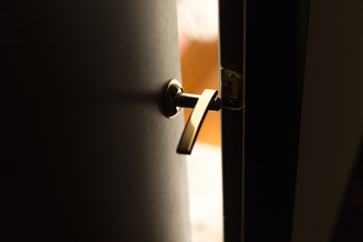 天花板滴血水揭「新加坡孤死案」！父成白骨 女兒伴屍身亡